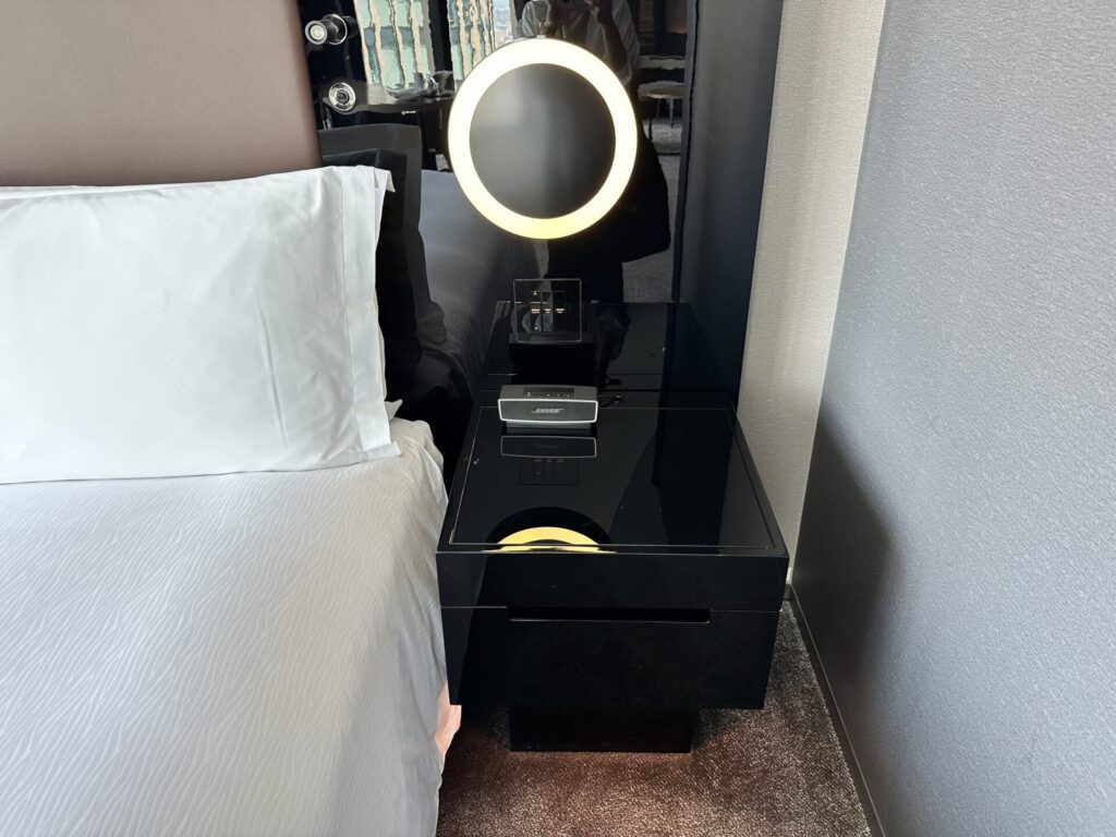 コンラッド大阪 エグゼクティブルーム ベッドサイド