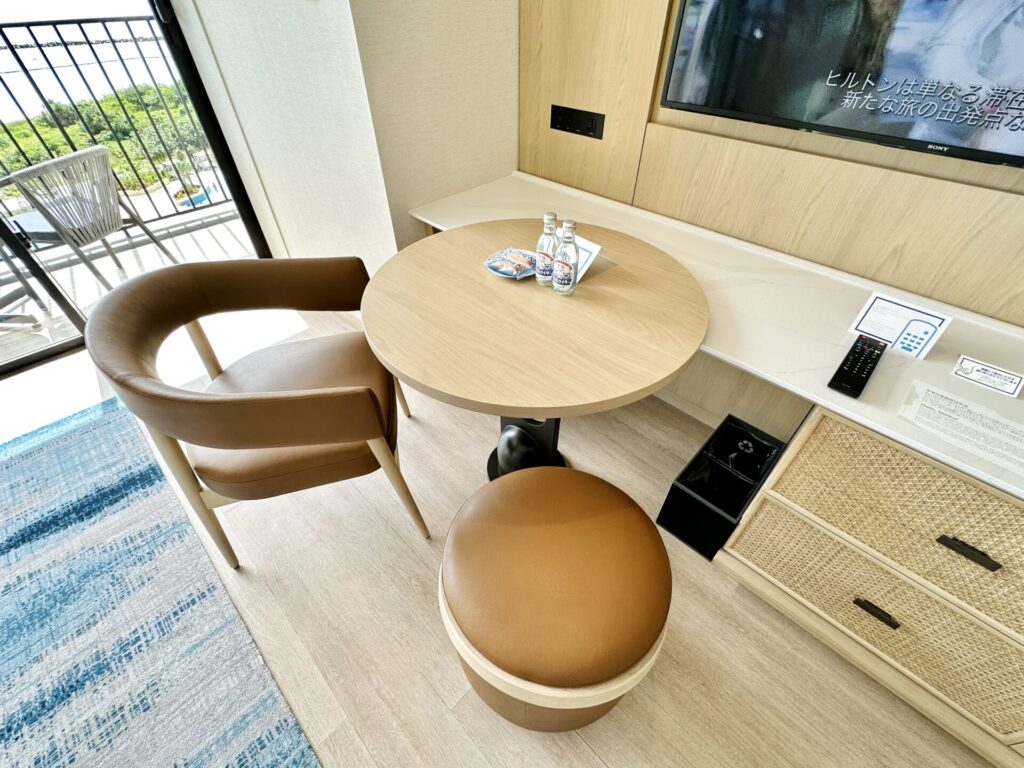 「ヒルトン沖縄宮古島リゾート」ブログ宿泊記 デラックスルーム サンセットビュー客室 テーブルセット