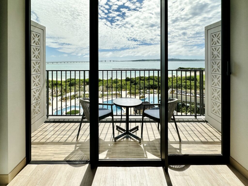 「ヒルトン沖縄宮古島リゾート」ブログ宿泊記 デラックスルーム客室 ベランダのテーブルセット