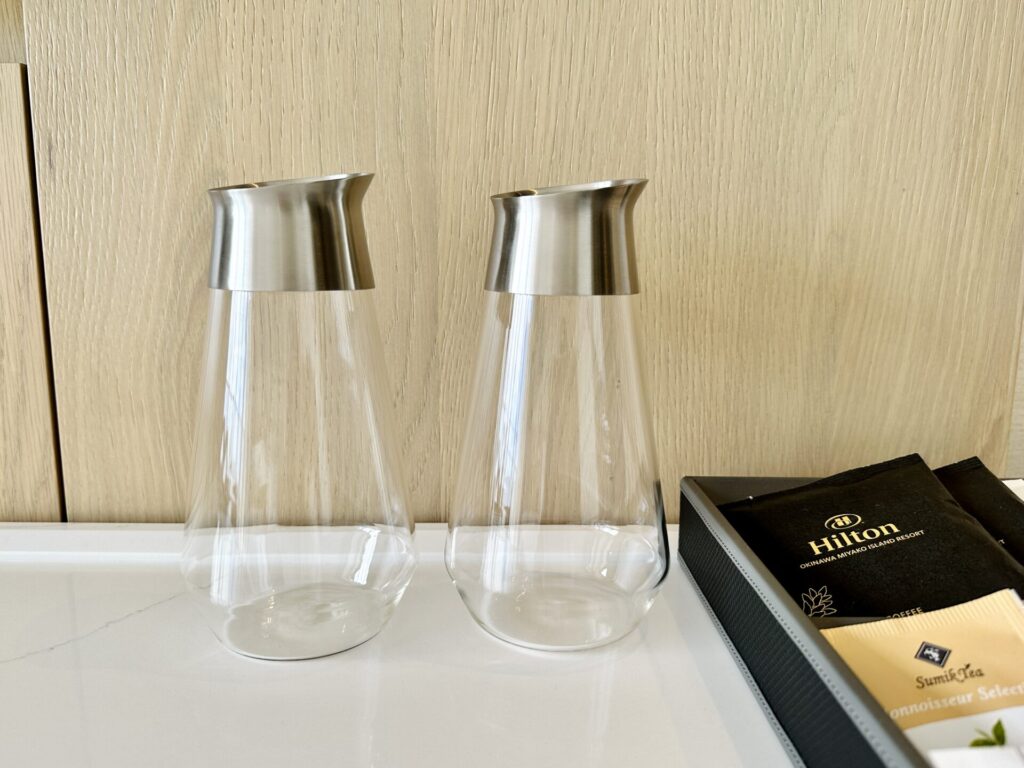 「ヒルトン沖縄宮古島リゾート」ブログ宿泊記 デラックスルーム サンセットビュー客室 水を入れるピッチャー