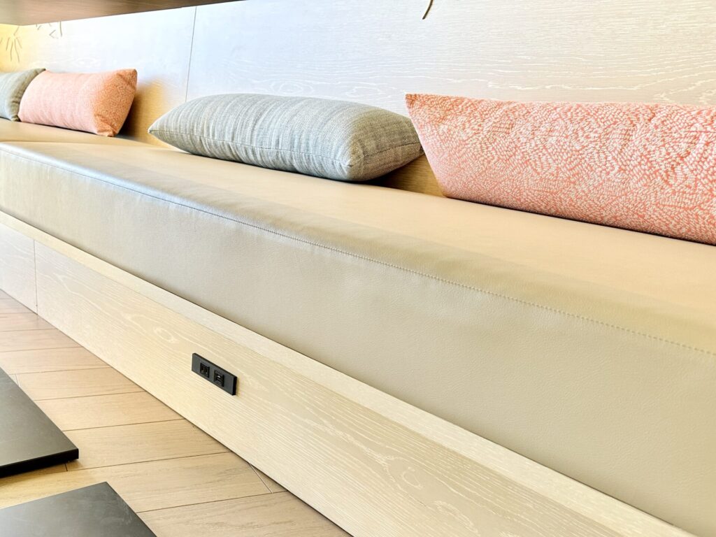 「ヒルトン沖縄宮古島リゾート」ブログレビュー ラウンジ席の充電設備