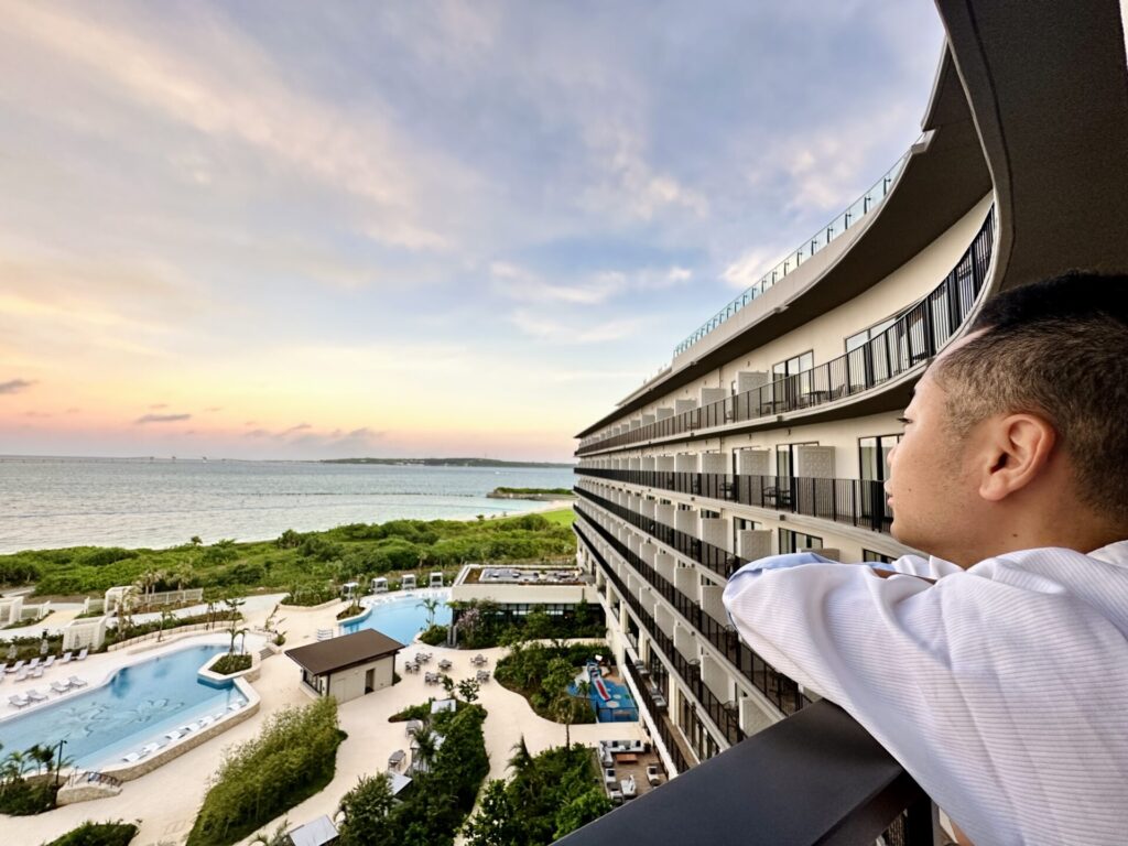 「ヒルトン沖縄宮古島リゾート」ブログ宿泊記 デラックスルーム客室 朝焼けを眺める様子