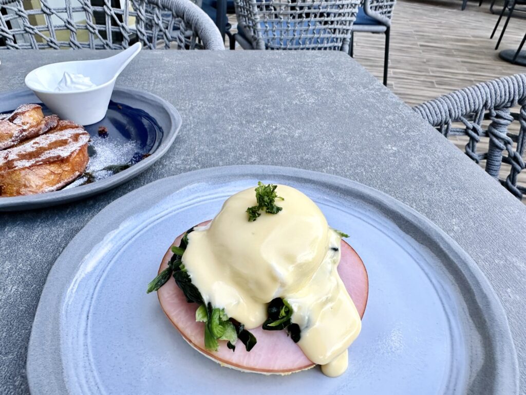 ヒルトン宮古島 朝食 ゴールド会員限定 エッグベネディクト