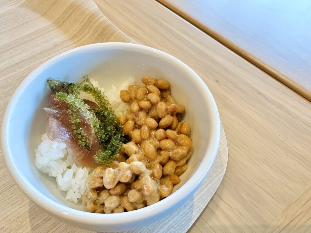 「ヒルトン沖縄宮古島リゾート」朝食ビュッフェ ブログレビュー マグロ丼に納豆トッピング