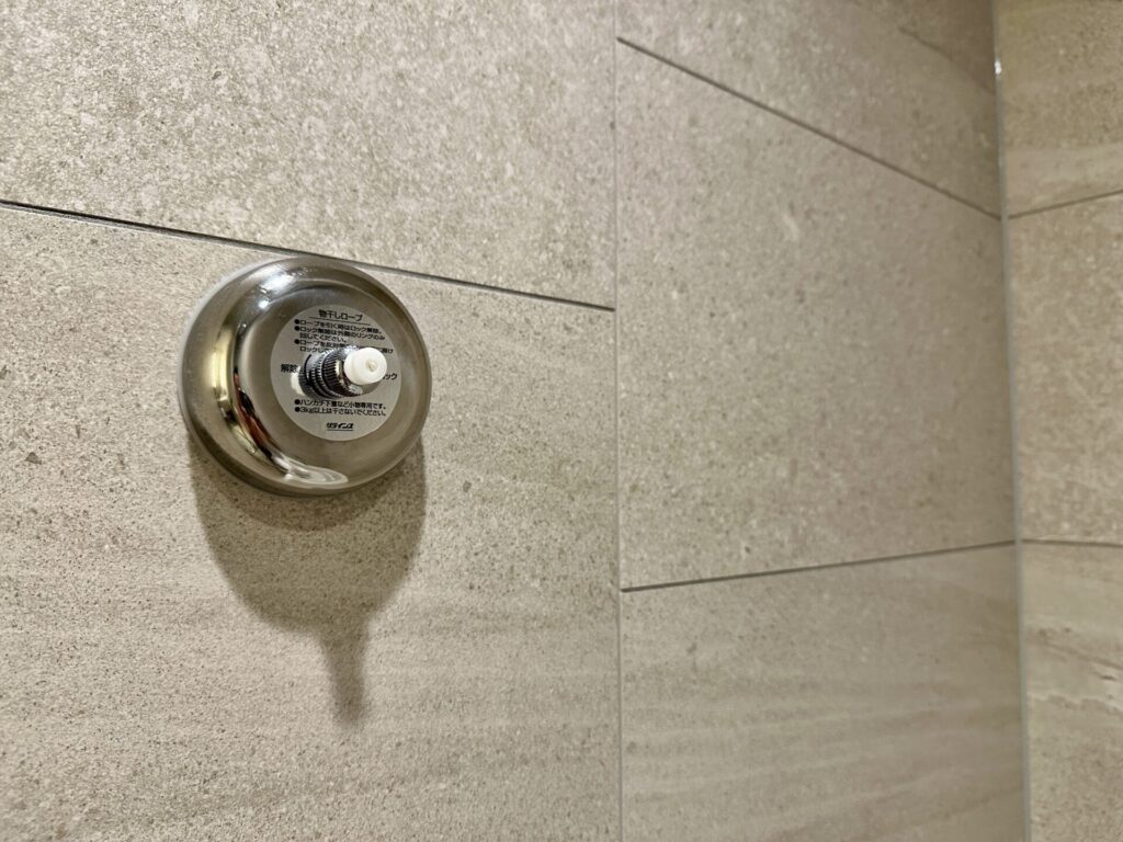 ヒルトン沖縄宮古島リゾート 浴室の物干しロープ