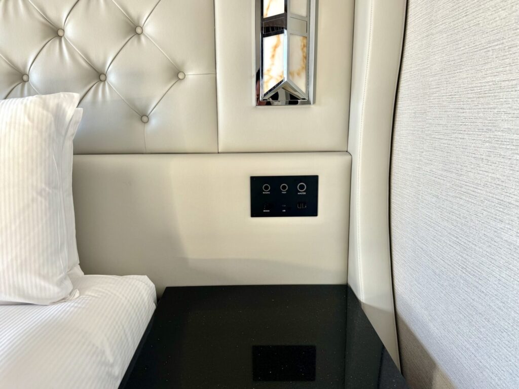 ヒルトン横浜 キングベッド ベッドサイドの電源類