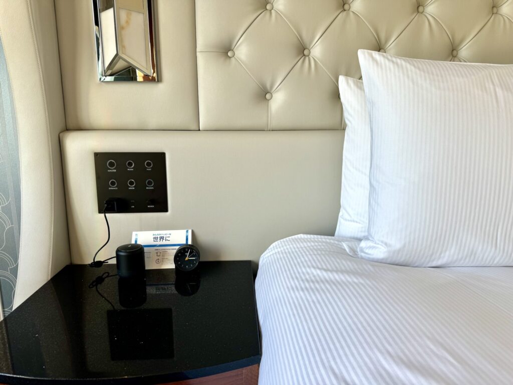 ヒルトン横浜 キングベッド ベッドサイドの電源類