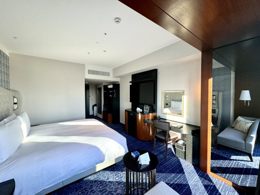 ヒルトン横浜 エグゼクティブルーム キングベッド 窓側からの様子