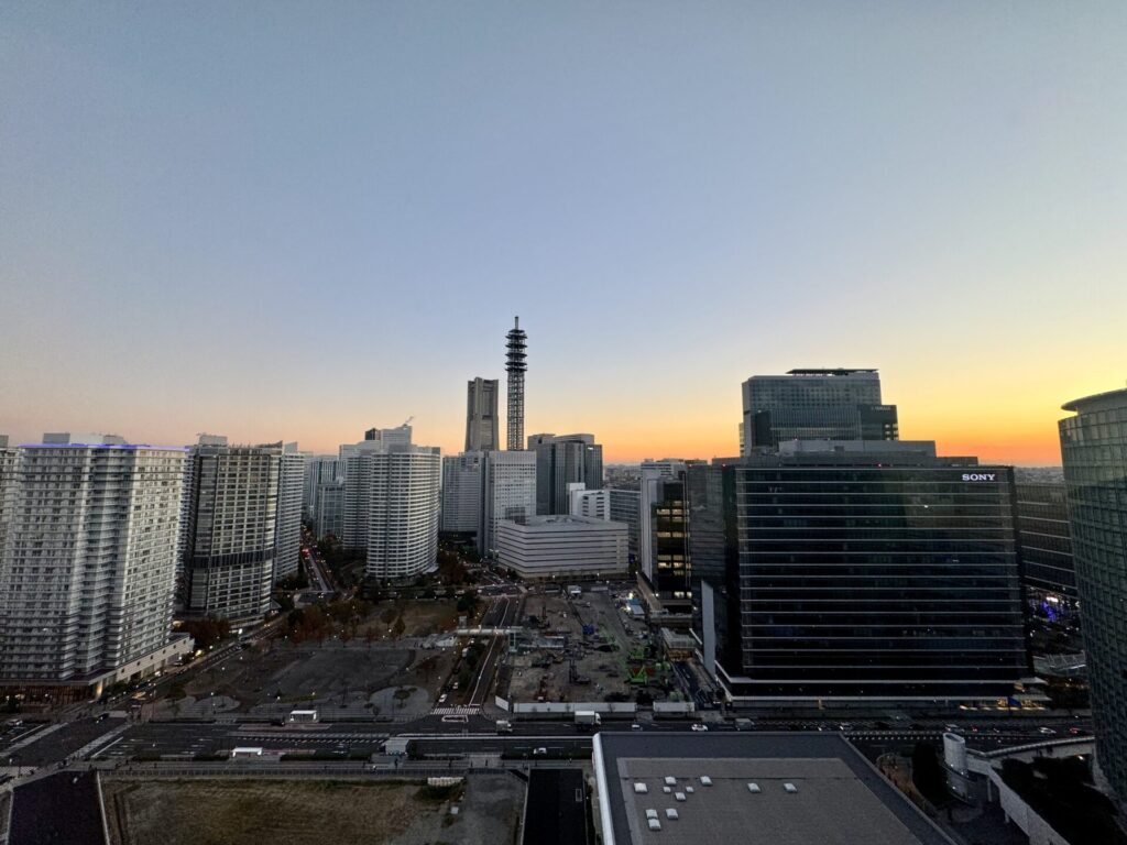 ヒルトン横浜 エグゼクティブルーム キング ランドマークタワービュー 夕景