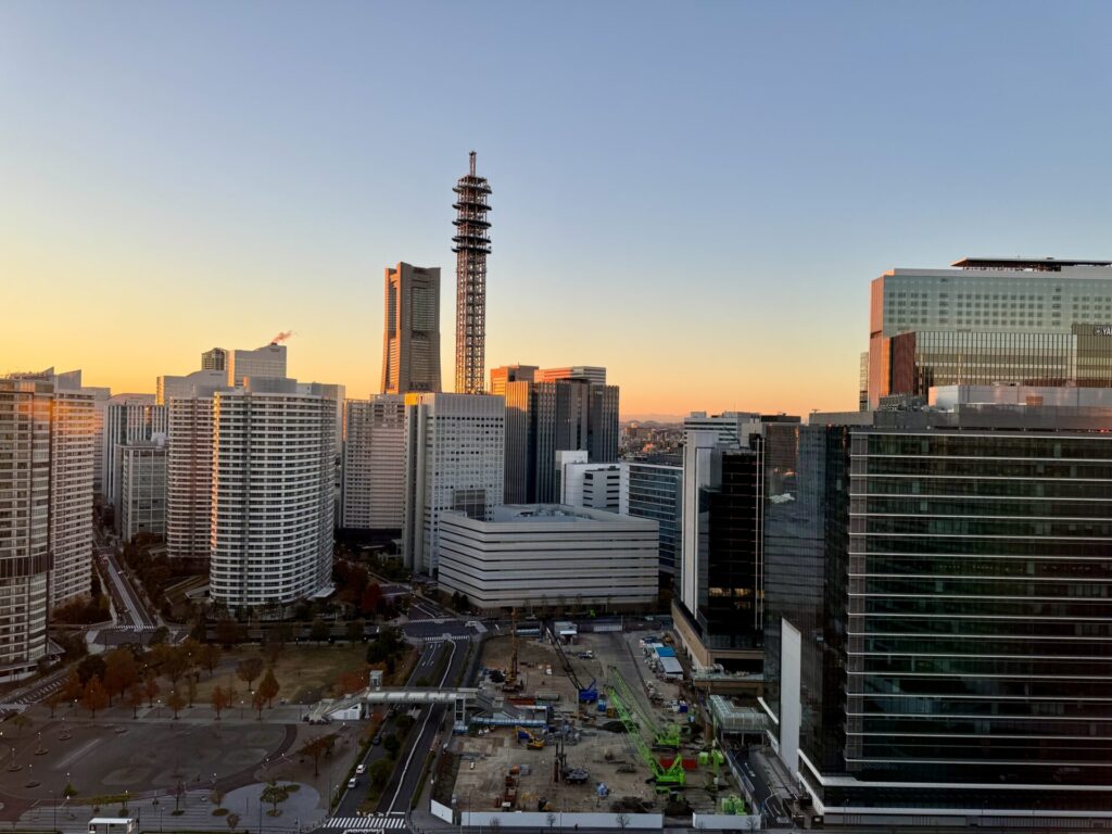 ヒルトン横浜 エグゼクティブルーム キング ランドマークタワービュー 朝焼け