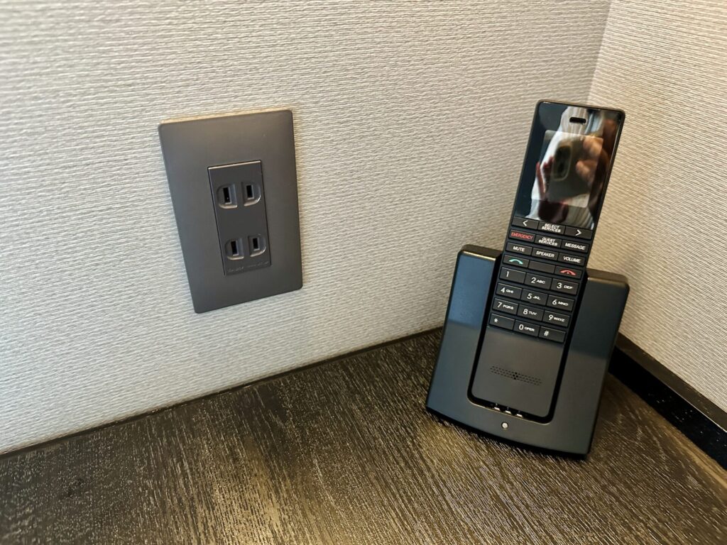 「ヒルトン横浜」ブログ宿泊記 デスク脇のAC電源