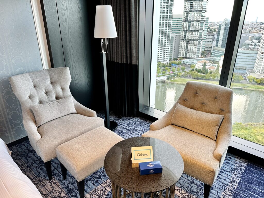 「ヒルトン横浜」ブログ宿泊記 客室のオットマン付きソファ