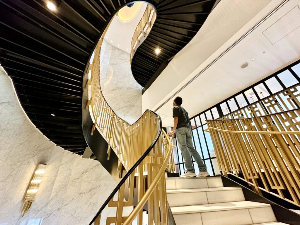 「ヒルトン横浜」ブログ宿泊記 エントランスの螺旋階段にて