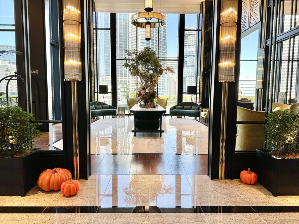 「ヒルトン横浜」ブログ宿泊記 フロント階のアレンジメント