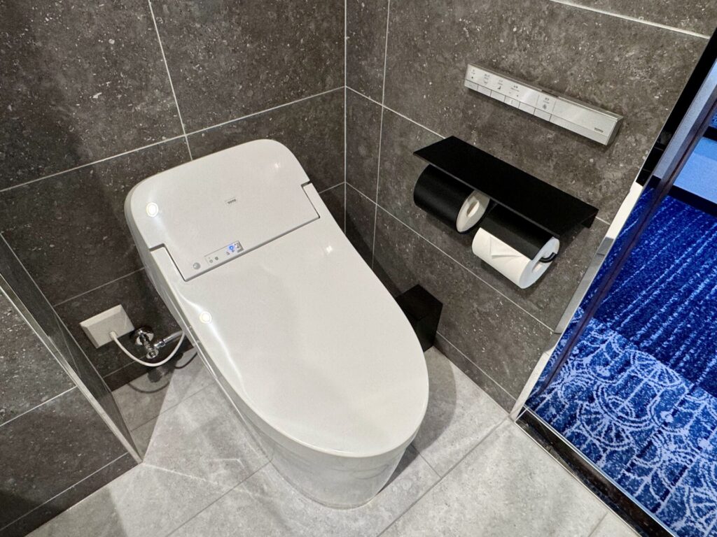 ヒルトン横浜 エグゼクティブルーム 3ピースバスルーム ユニットバスのトイレ