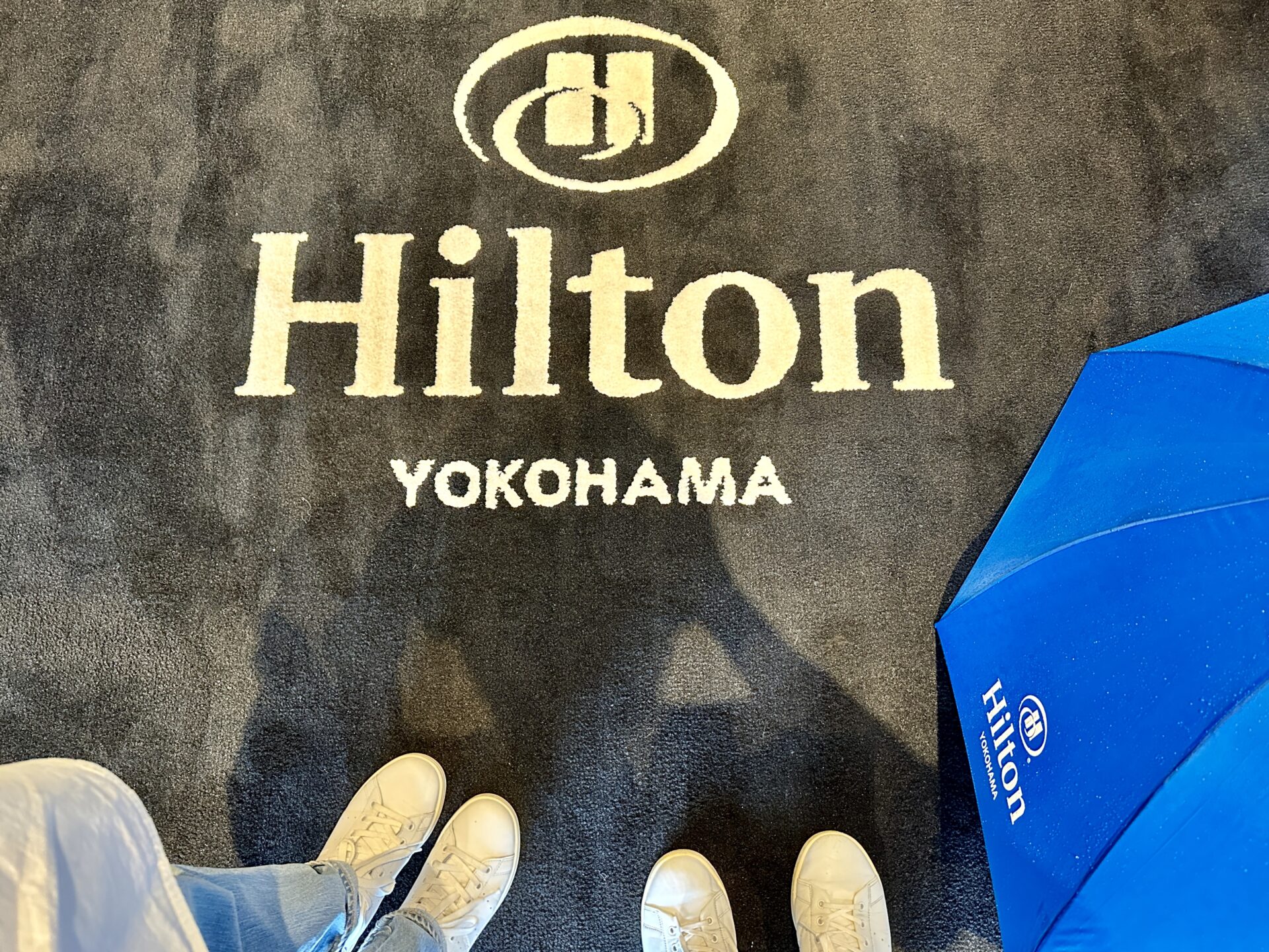 ヒルトン横浜 エントランカーペットとロゴ入り傘