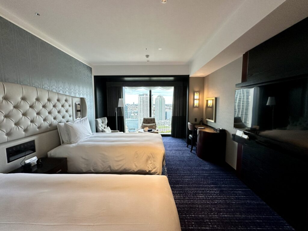 ヒルトン横浜 プレミアムルーム ツイン ベッドと窓