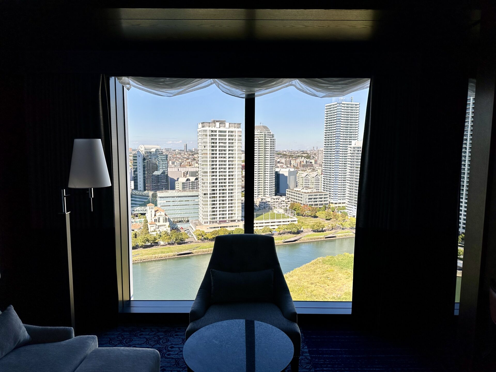 ヒルトン横浜 客室からの眺望 ソファとリバービュー