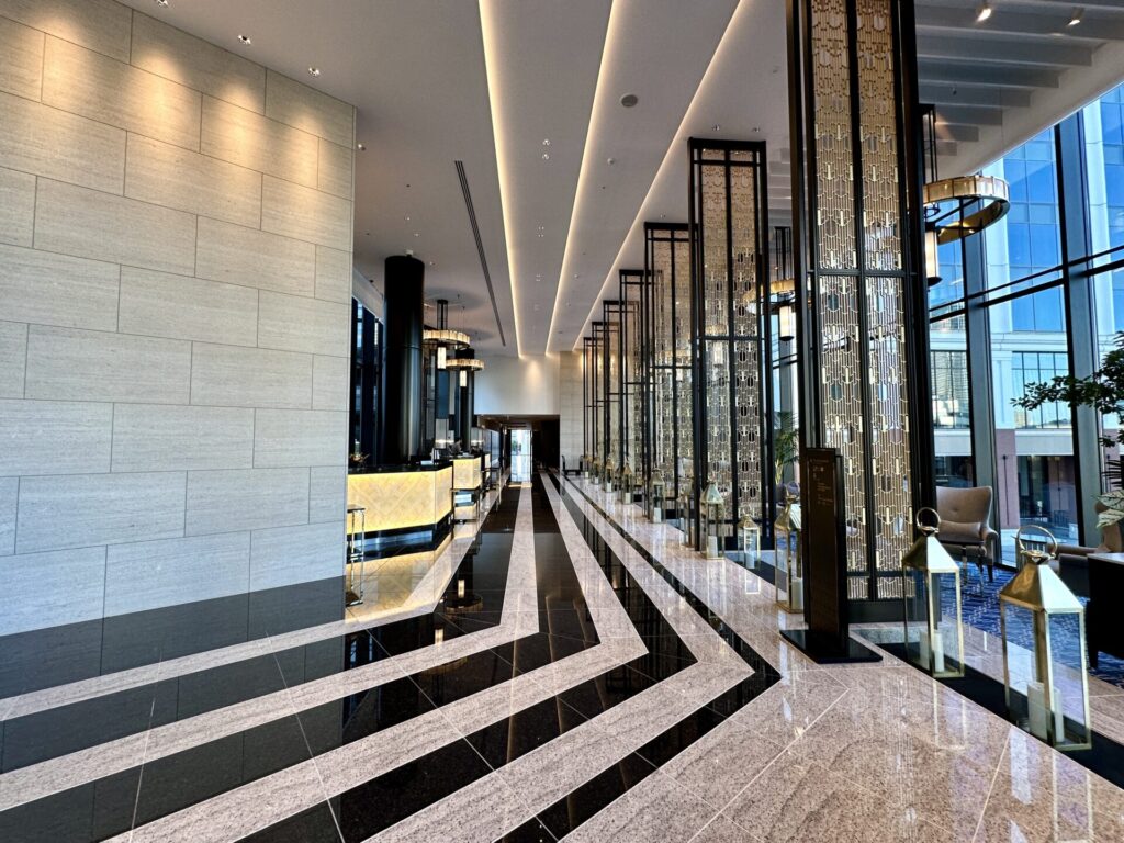 ヒルトン横浜 フロントレセプション 横浜デコの雰囲気