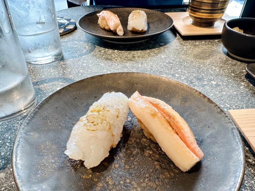 富山 寿司店「人人(じんじん)」アオリイカとズワイガニの握り