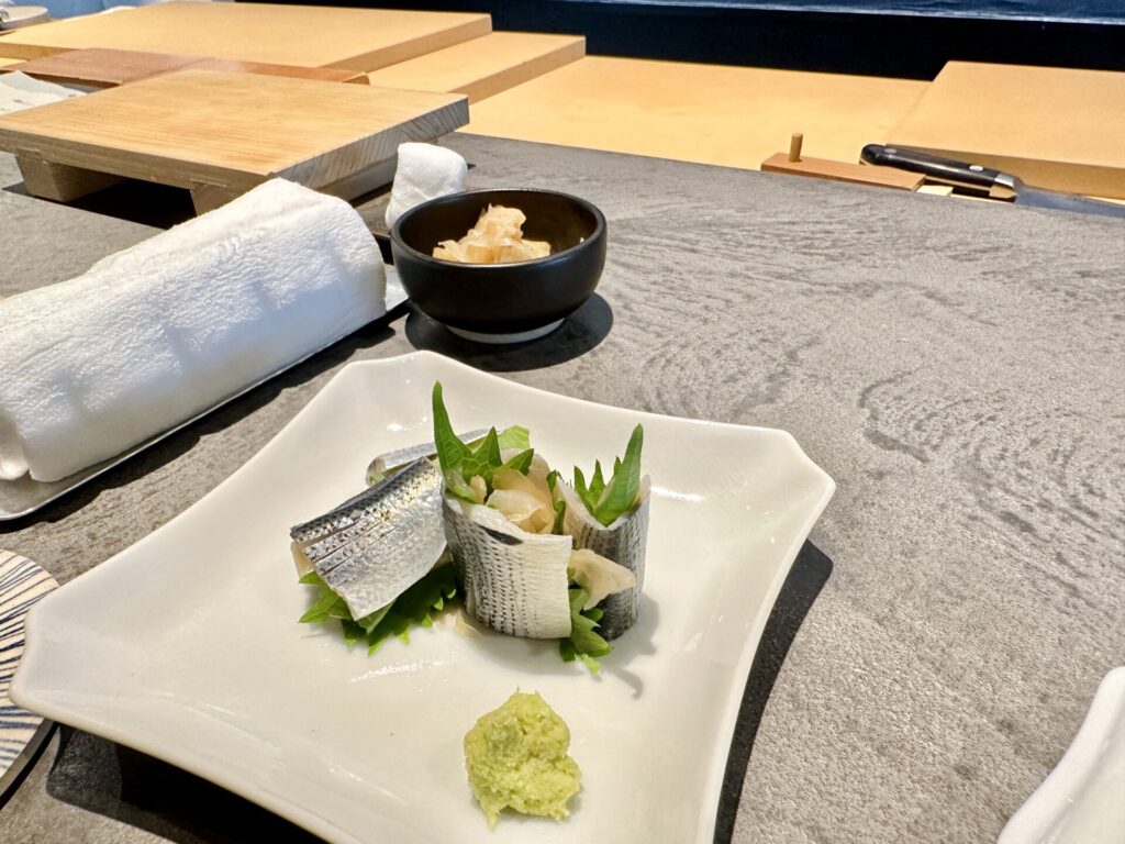 富山 寿司店「人人(じんじん)」ガリ巻きコハダ