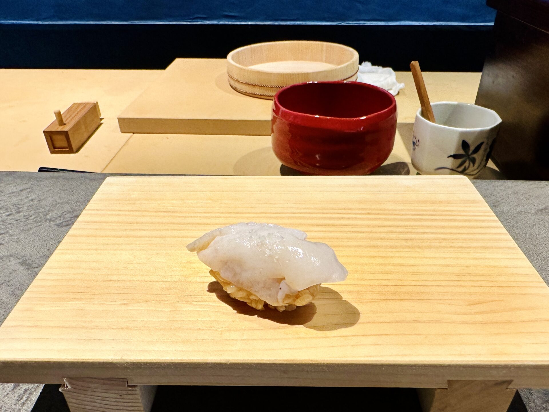 富山 寿司店「人人(じんじん)」バイ貝の握り