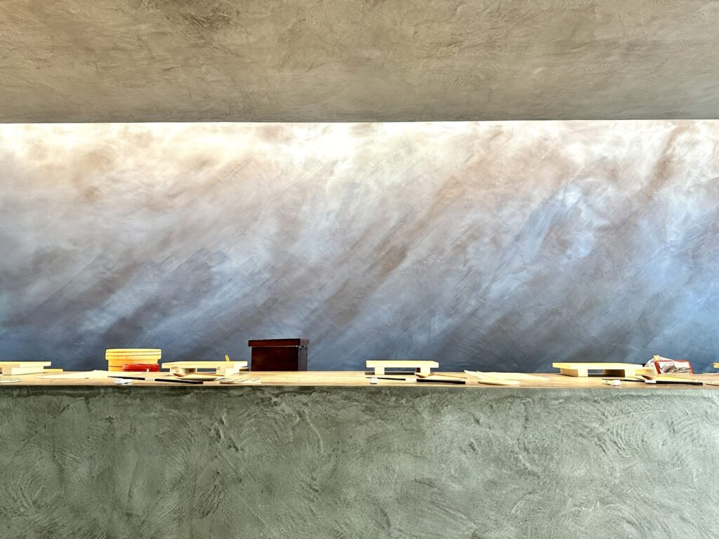 富山 立ち喰い鮨 人人 カウンターの様子