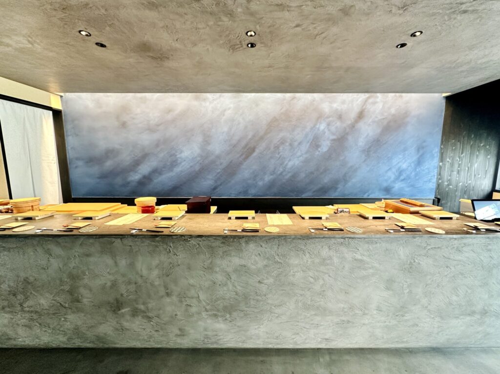 富山 立ち喰い鮨 人人 カウンターの様子