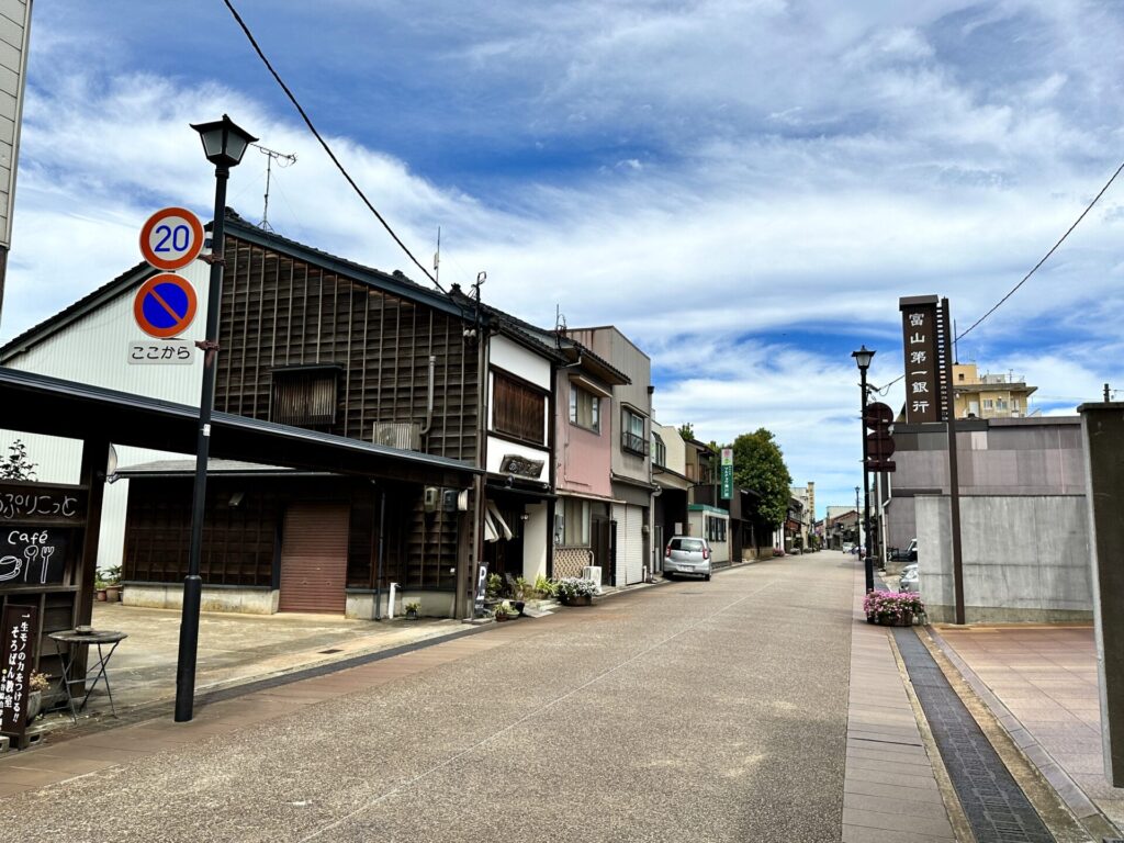 富山 岩瀬大町通り