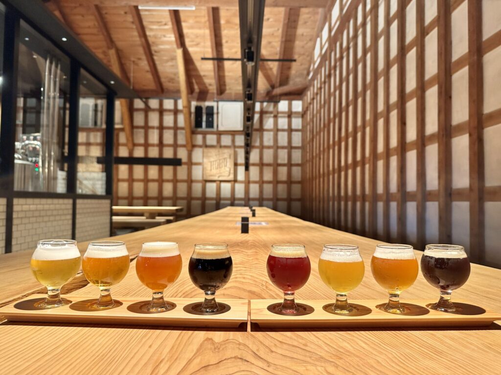 KoboBrewPub 店内とテイスティングセット