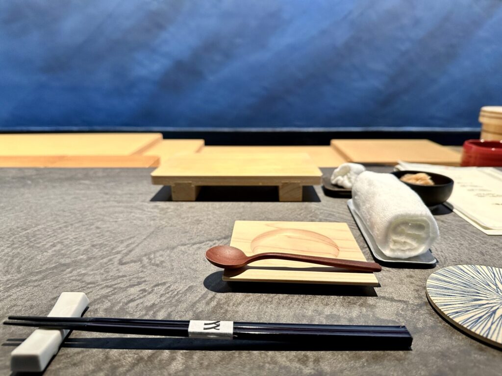 富山 立ち喰い鮨 人人 カウンターのテーブルセッティング