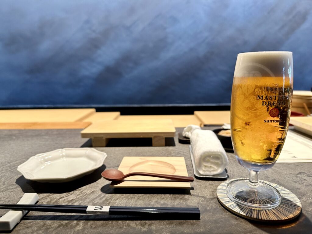 「立ち喰い鮨 人人」カウンターで乾杯