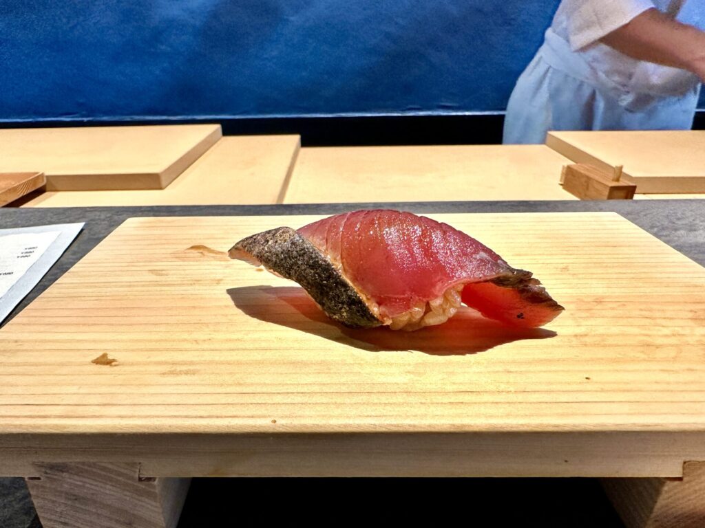 「立ち喰い鮨 人人」3貫3,000円 かつお