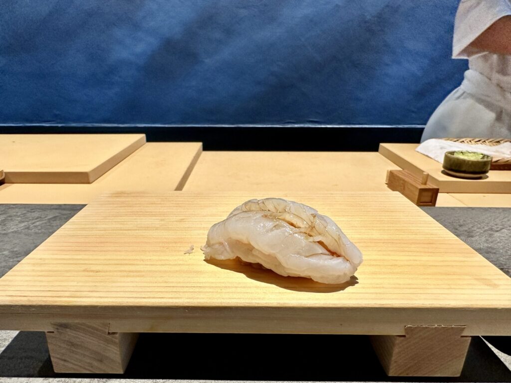 「立ち喰い鮨 人人」3貫3,000円 ボタンエビ