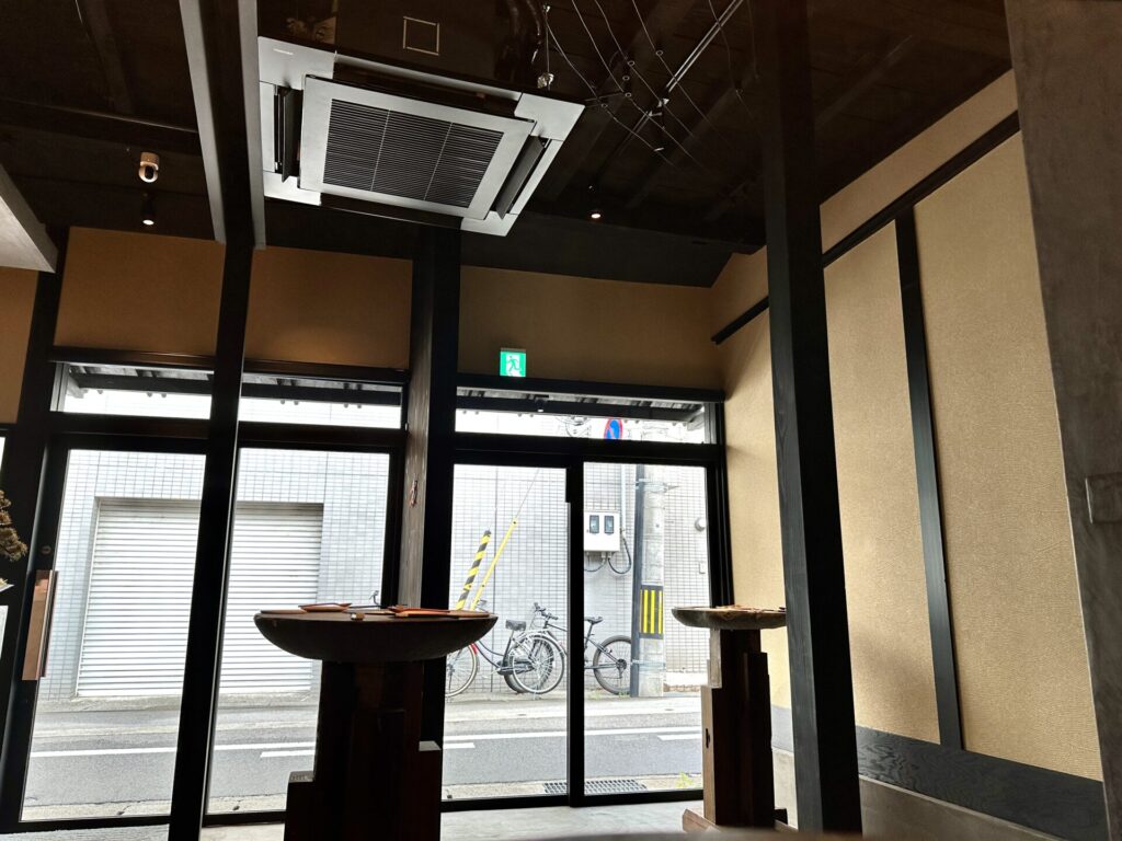 富山 立ち喰い鮨 人人 店内から外の景色