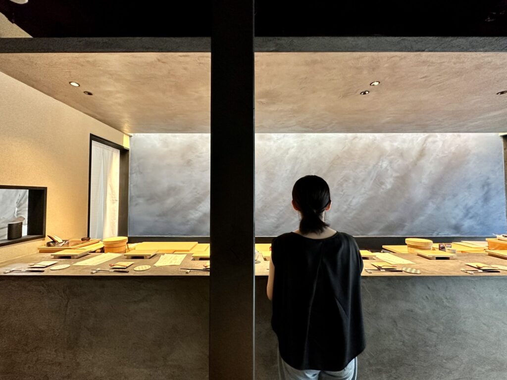 富山 立ち喰い鮨 人人 カウンターで食べる