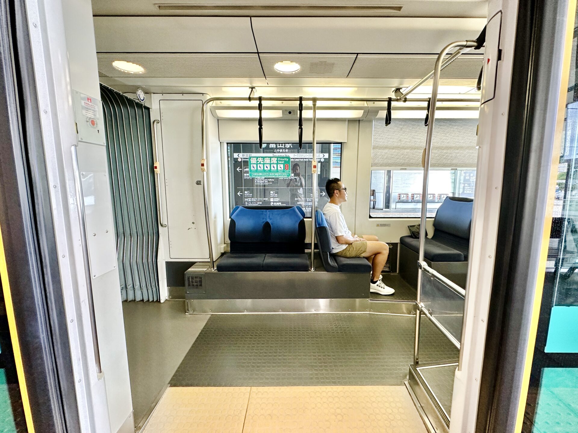 「岩瀬地区」富山駅にてポートラムに乗車