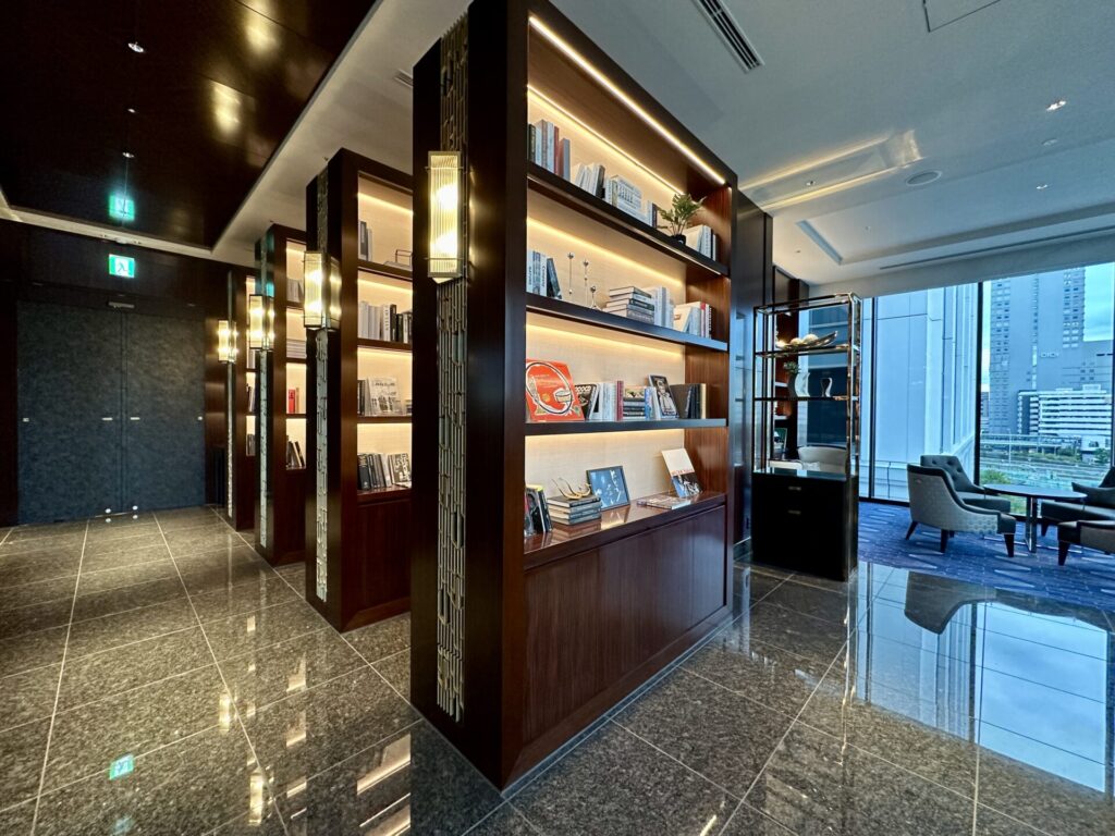 ヒルトン横浜 エグゼクティブラウンジ 本棚