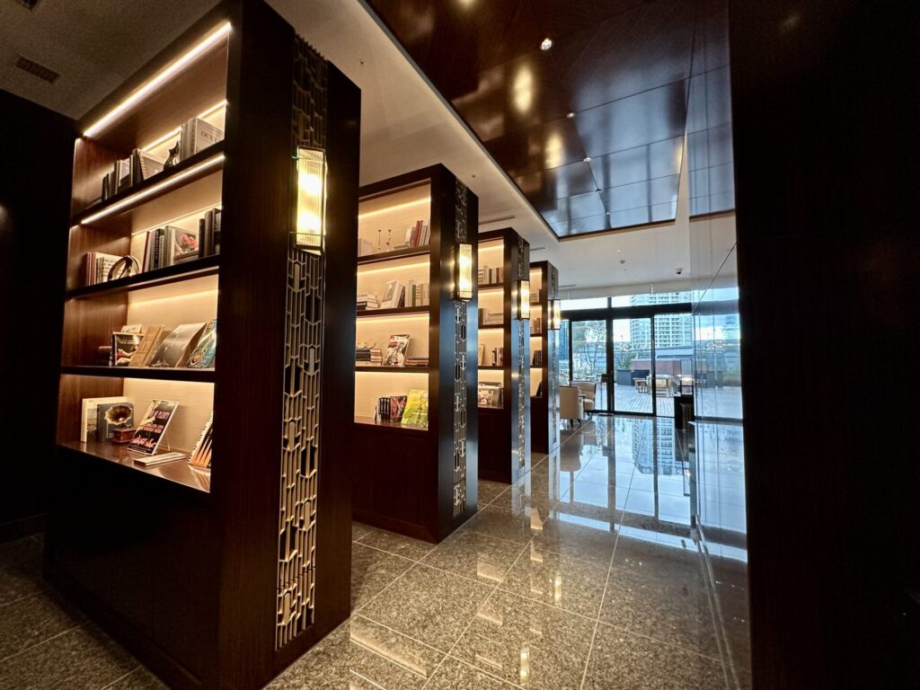 ヒルトン横浜 エグゼクティブラウンジ 本棚