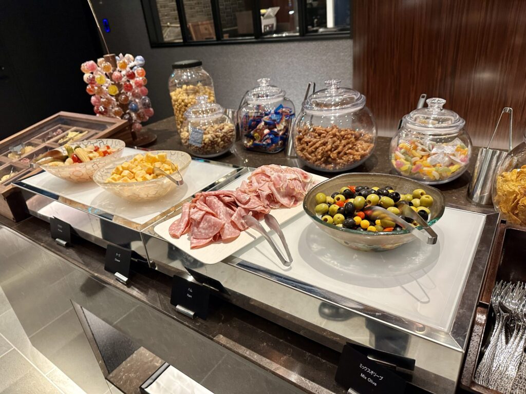 ヒルトン横浜 エグゼクティブラウンジ カクテルタイム ビュッフェエリア