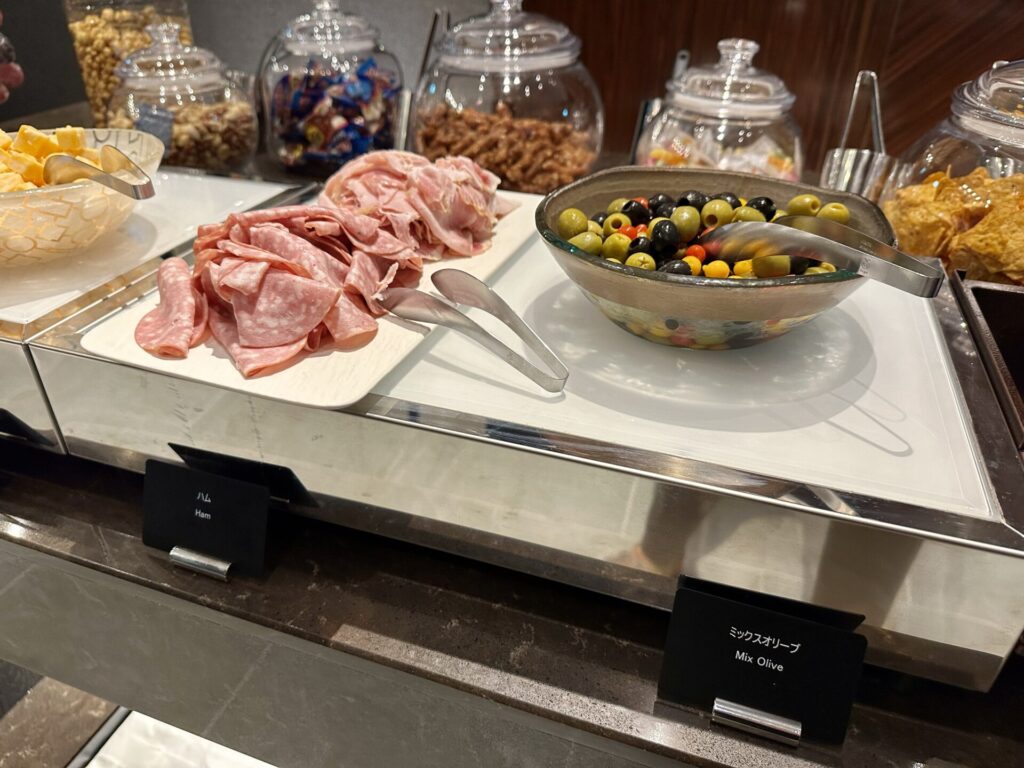 ヒルトン横浜 エグゼクティブラウンジ カクテルタイム ハムとオリーブ