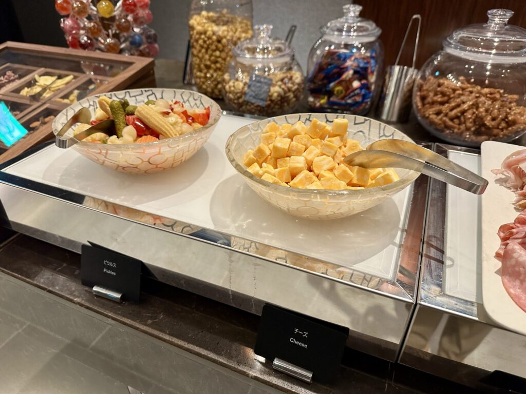 ヒルトン横浜 エグゼクティブラウンジ カクテルタイム チーズとピクルス