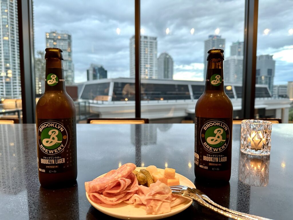 ヒルトン横浜 エグゼクティブラウンジ カクテルタイム ブルックリンラガーとおつまみ