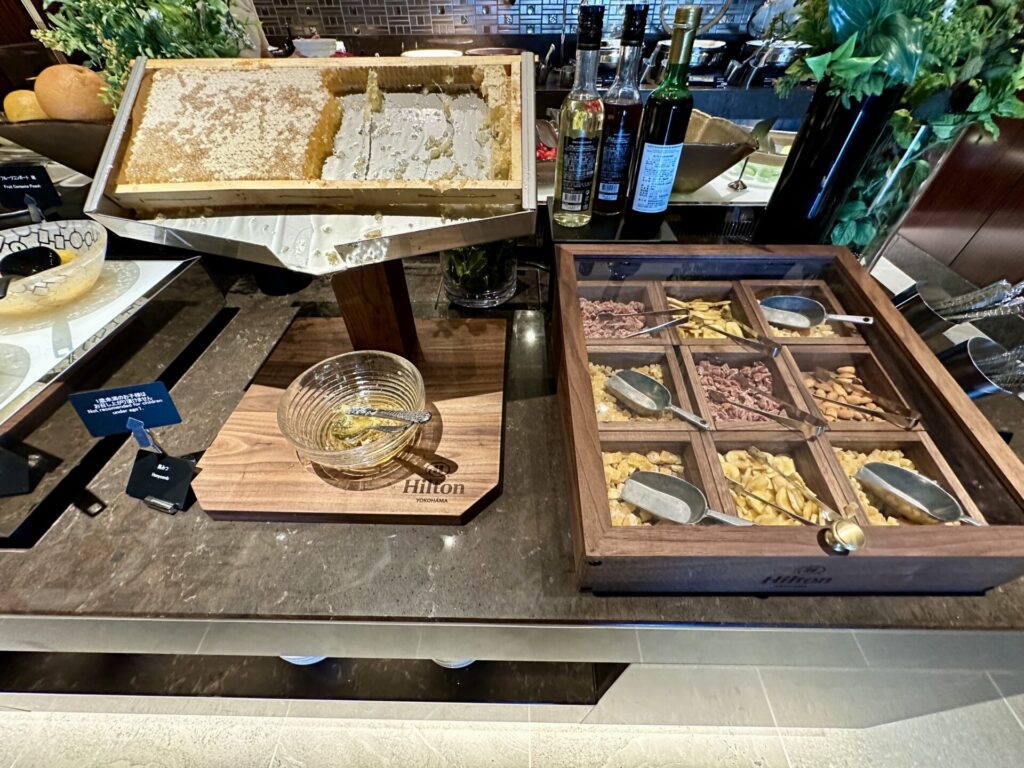 ヒルトン横浜 エグゼクティブラウンジ 朝食 はちみつとドライフルーツ