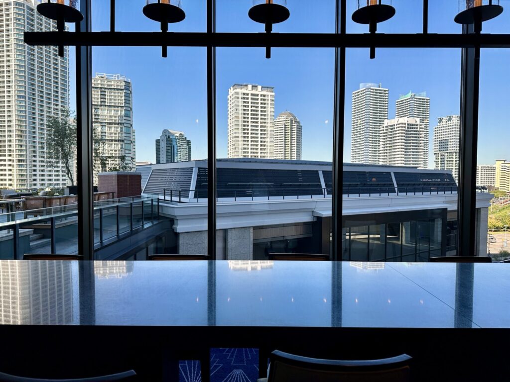 ヒルトン横浜 エグゼクティブラウンジ カウンターテーブル