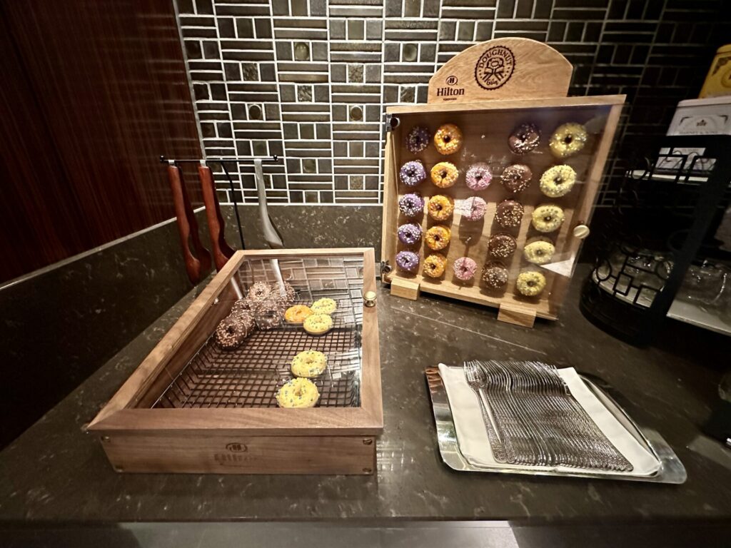 ヒルトン横浜 エグゼクティブラウンジ ティータイム ドーナッツ