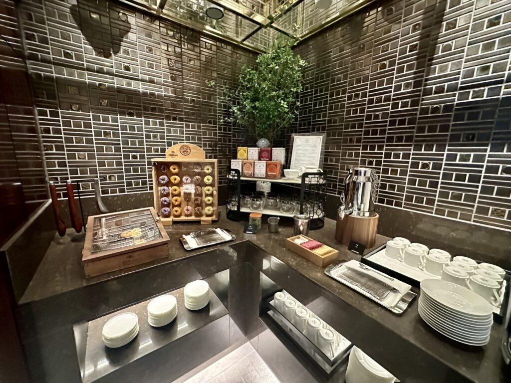 ヒルトン横浜 エグゼクティブラウンジ ティータイム ドーナッツと紅茶