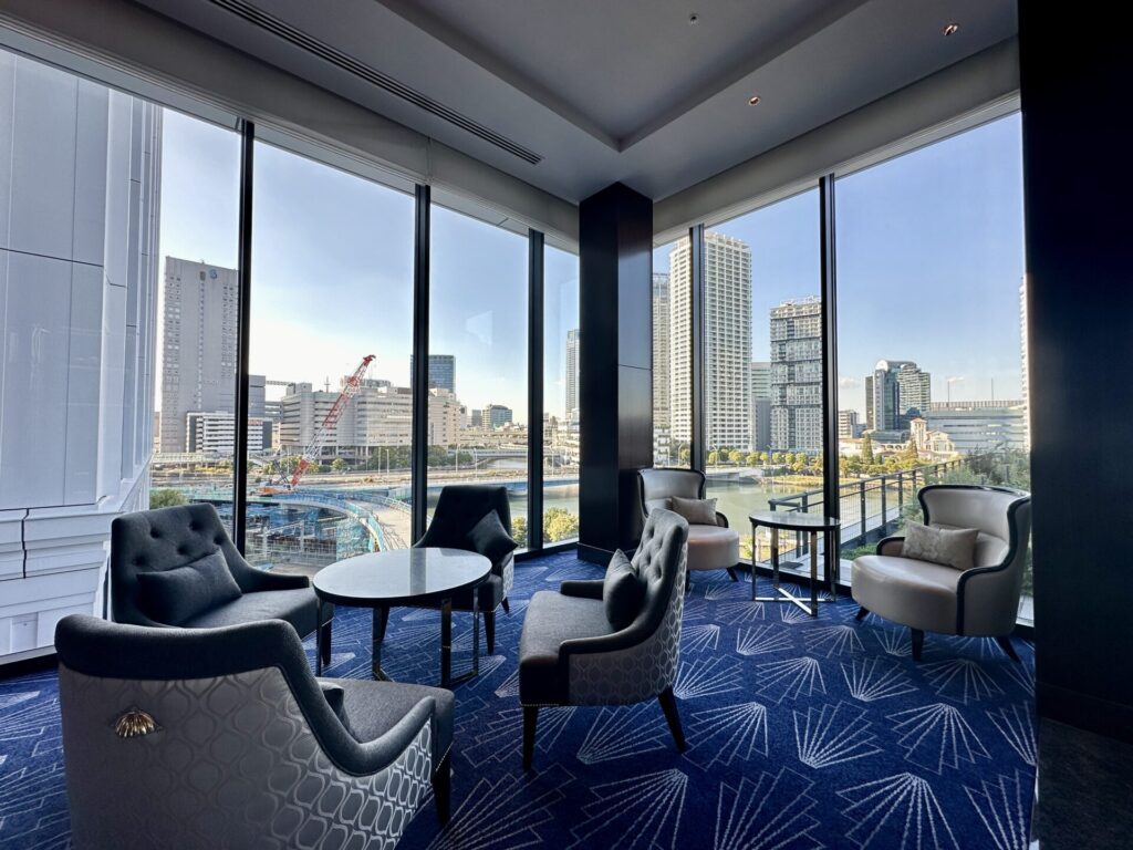 ヒルトン横浜 エグゼクティブラウンジ ソファ席エリア