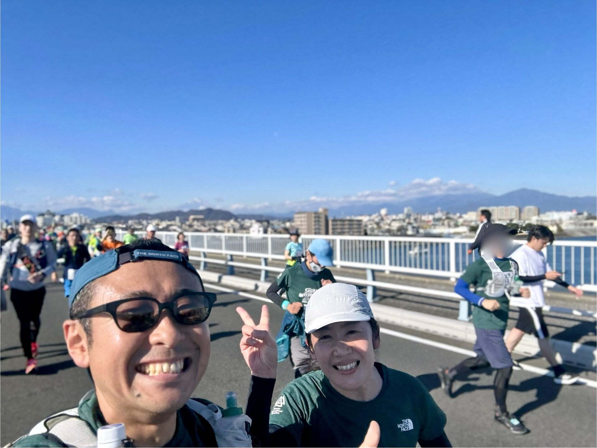 湘南国際マラソン 湘南大橋で記念撮影