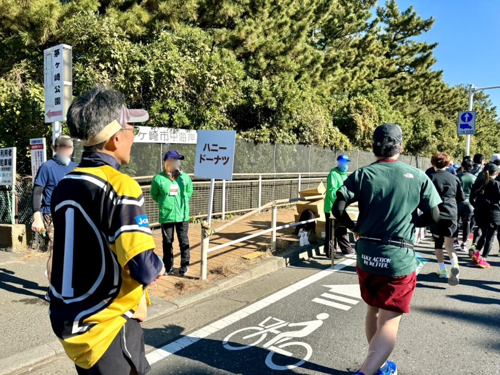 湘南国際マラソン 給食エイド ハニードーナッツ